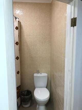 Хостелы Hostel U Pottera Черновцы Трехместный номер «Комфорт» с душем-3