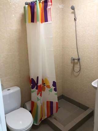 Хостелы Hostel U Pottera Черновцы Семейный номер с душем-1