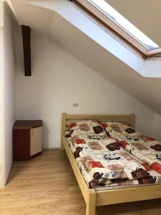 Хостелы Hostel U Pottera Черновцы Трехместный номер «Комфорт» с душем-4