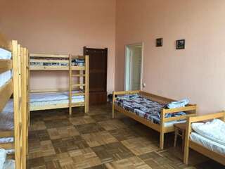 Хостелы Hostel U Pottera Черновцы Общий номер для мужчин и женщин с 8 кроватями-1