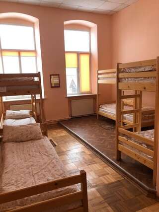 Хостелы Hostel U Pottera Черновцы Общий номер для мужчин и женщин-1