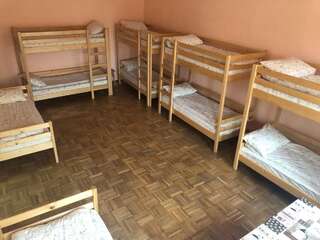 Хостелы Hostel U Pottera Черновцы Общий десятиместный номер для мужчин и женщин-1