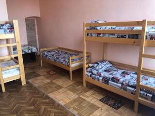 Хостелы Hostel U Pottera Черновцы Общий номер для мужчин и женщин-2